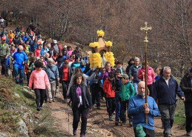 Imagen secundaria 1 - Devotos llevando en andas a la patrona de Liébana e imagen de la Virgen de la Luz 