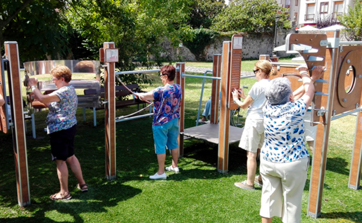 Mayores de Noja realizando ejercicios. 