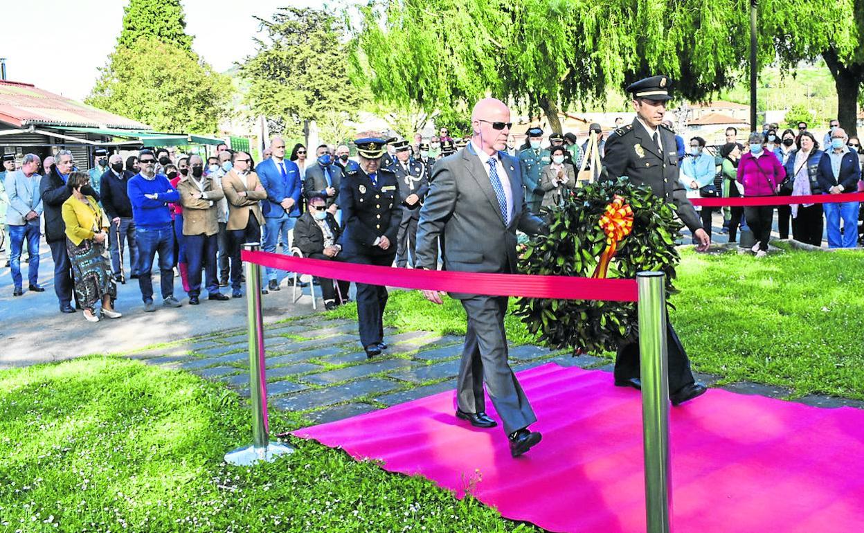 La Policía Nacional rindió homenaje a su compañero con una ofrenda floral en el monumento erigido en el complejo de deportes. 