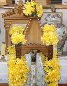 Imagen secundaria 2 - Devotos llevando en andas a la patrona de Liébana e imagen de la Virgen de la Luz 