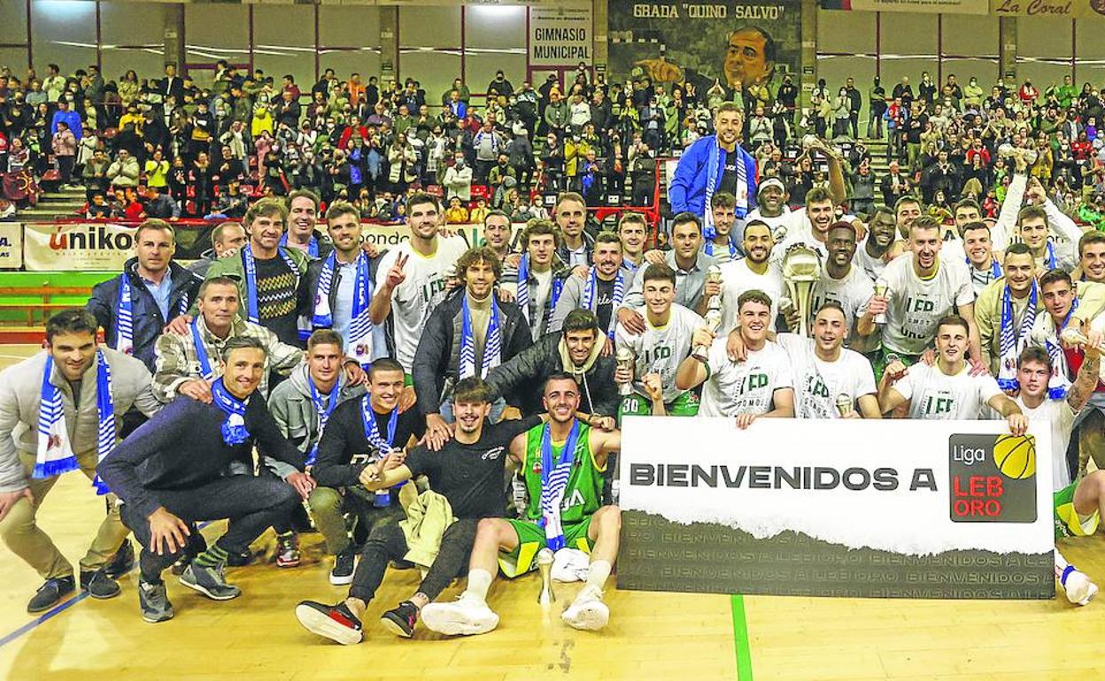 Grupo Alega Cantabria y Gimnástica celebraron tras el partido de baloncesto sus respectivos ascensos de categoría. 