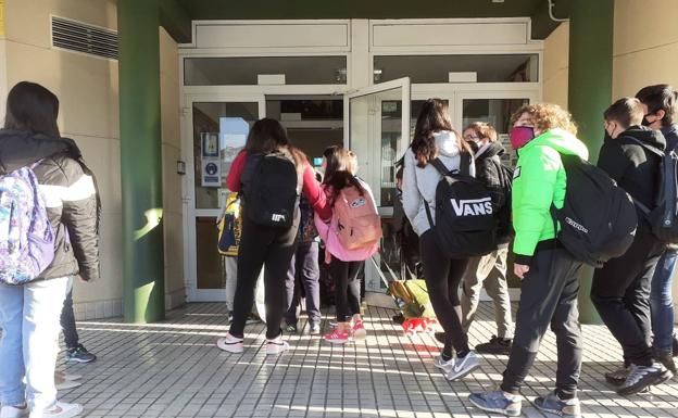 Entrada de alumnos en el colegio Elena Quiroga.