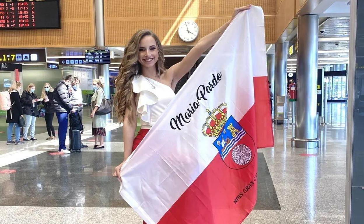 La guapa oficial cuando dejaba Cantabria, orgullosa de su bandera, destino a Las Palmas de Gran Canaria.