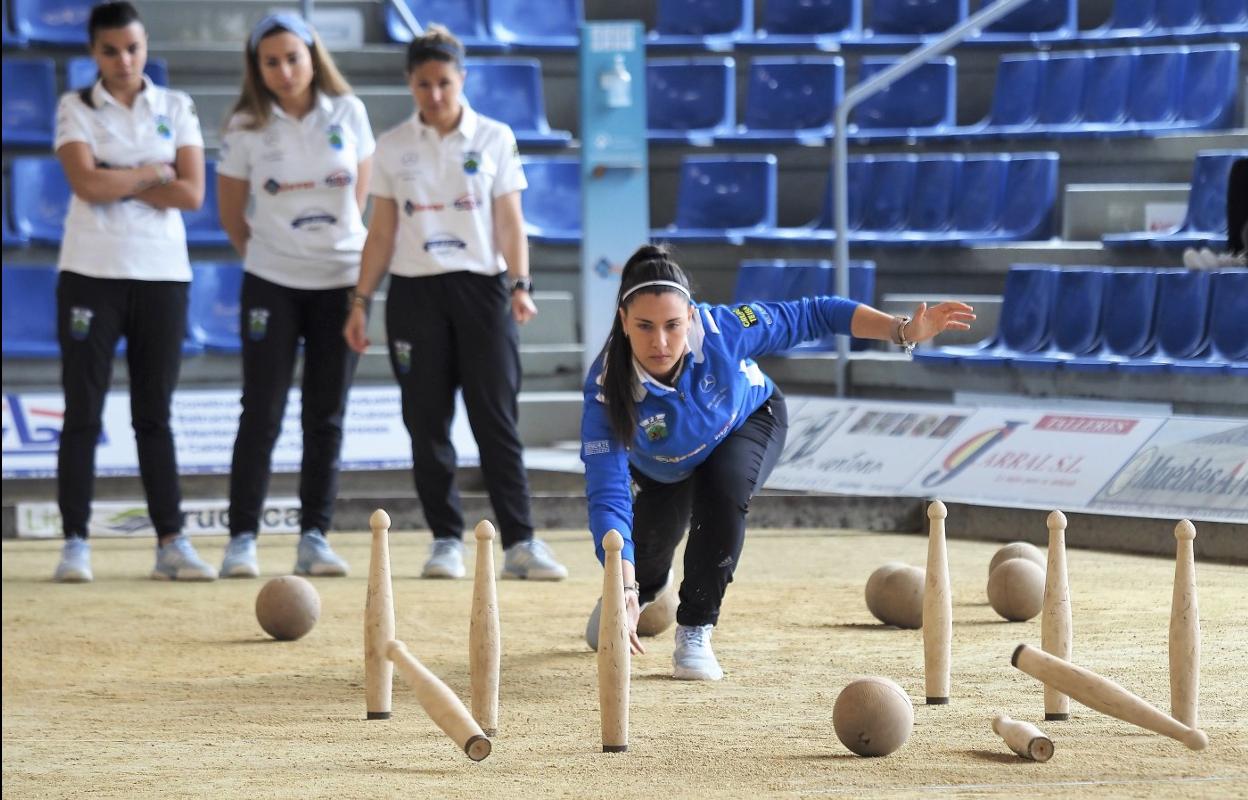 Blanca Gandarillas, al birle para Peñacastillo. 