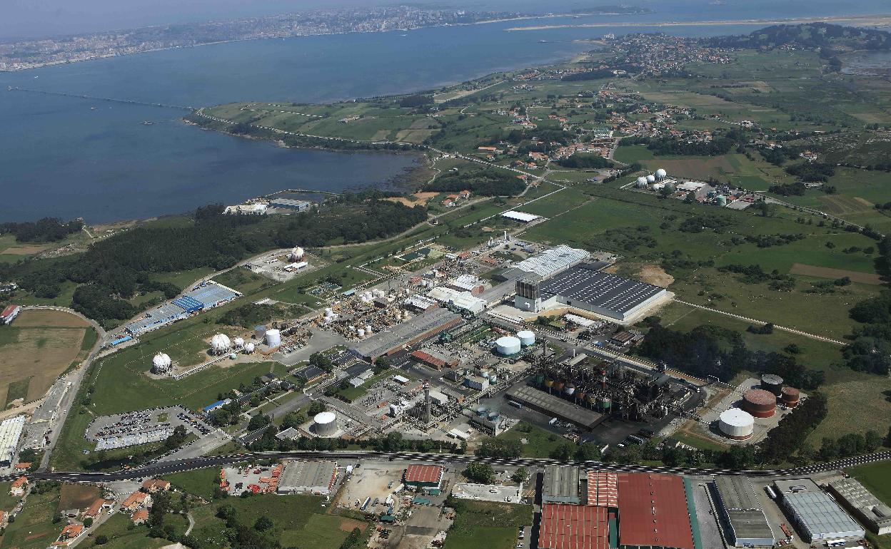 Vista aérea del complejo que Dynasol tiene en la localidad de Gajano.