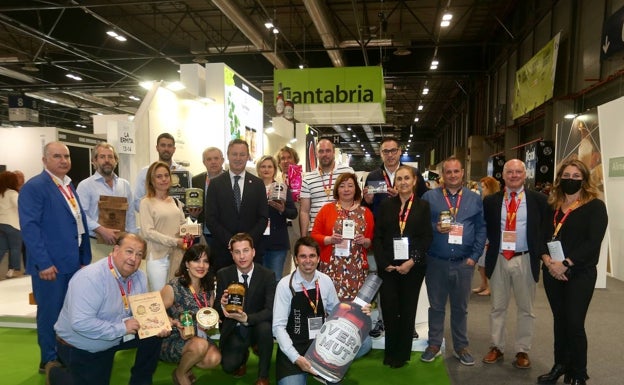 Imagen principal - Imágenes de la inauguración del salón, con representantes de las empresas y el consejero del área. 