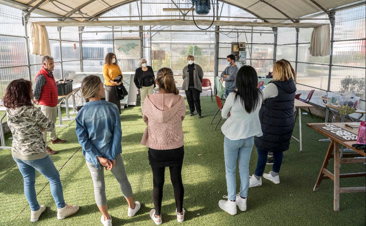 La concejala de Servicios Sociales, Teresa Pilar Fernández, y la alcaldesa, Esther Bolado (en el centro, en último término), visita el Centro Municipal de Formación durante el desarrollo de los talleres, este martes, en Camargo.