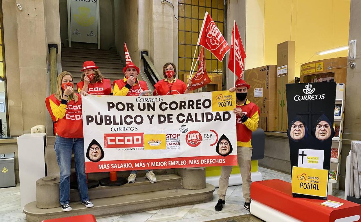 Los sindicatos siguen protestando por el «desguace» de Correos, abocado a una huelga en junio