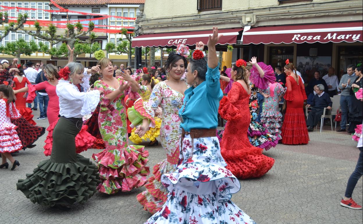 El ambiente festivo se desparrama por todas las calles de Ampuero 