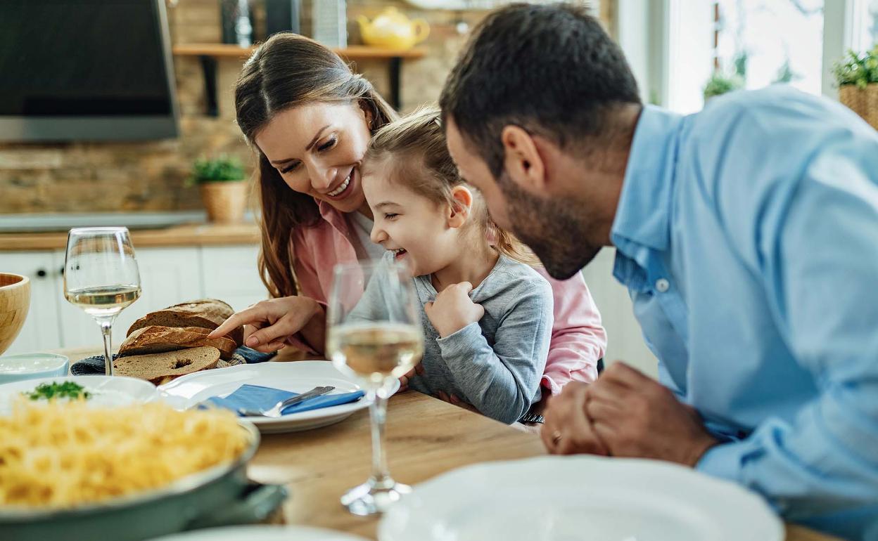 Padres en la cocina, lugar de grandes conversaciones, con su pequeña.