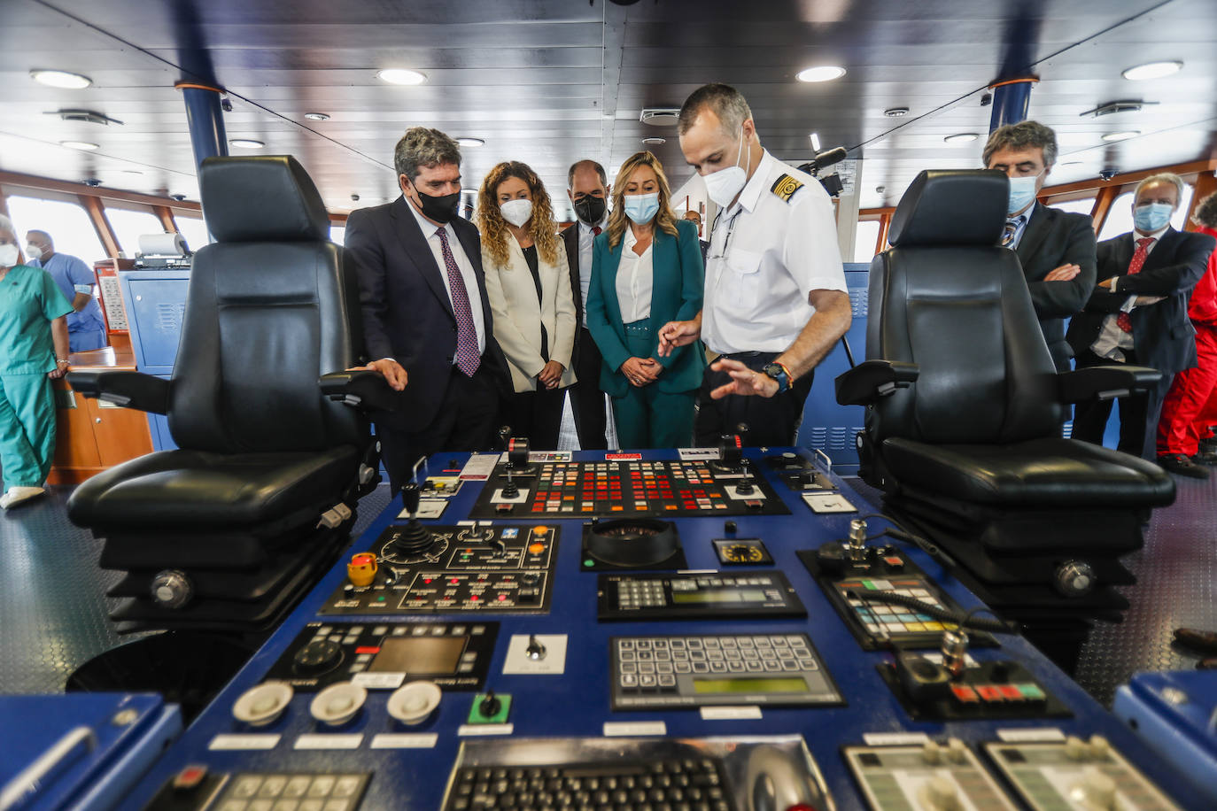 José Luis Escrivá, ministro de Inclusión, Seguridad Social y Migraciones, con la tripulación del Juan de la Cosa.