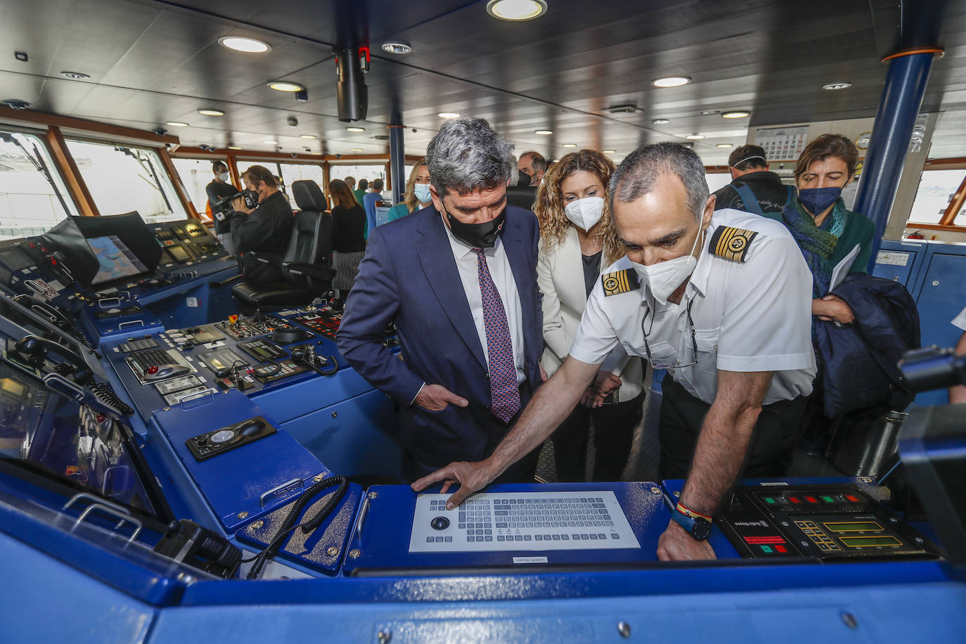 José Luis Escrivá, ministro de Inclusión, Seguridad Social y Migraciones, con la tripulación del Juan de la Cosa.