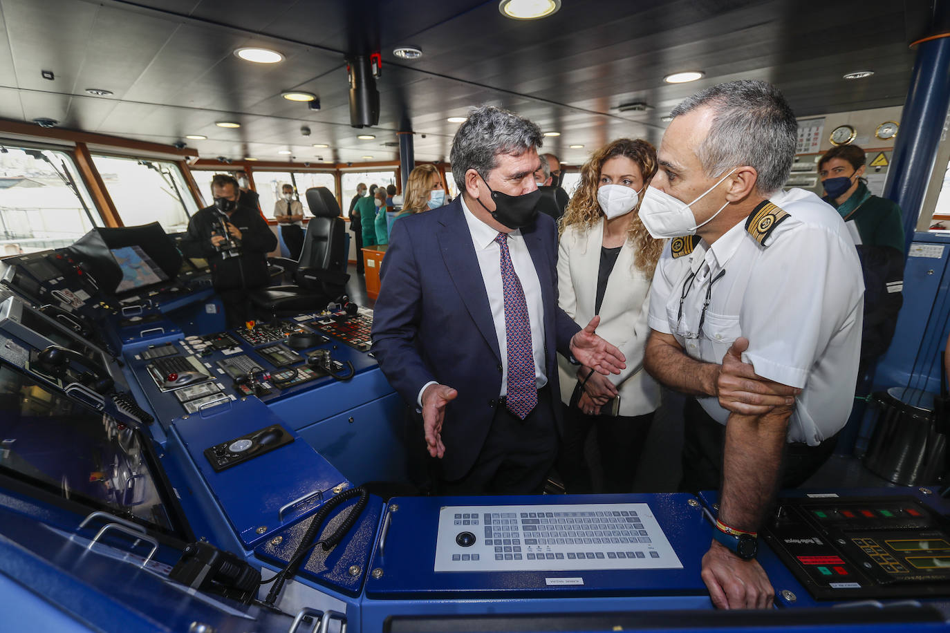 José Luis Escrivá, ministro de Inclusión, Seguridad Social y Migraciones, con la tripulación del Juan de la Cosa.