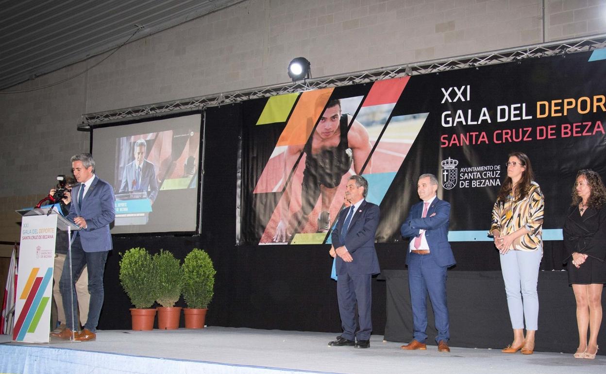 La pasada edición, la Gala del Deporte también contó con la presencia del presidente de Cantabria, Miguel Ángel Revilla y del vicepresidente regional, Pablo Zuloaga.