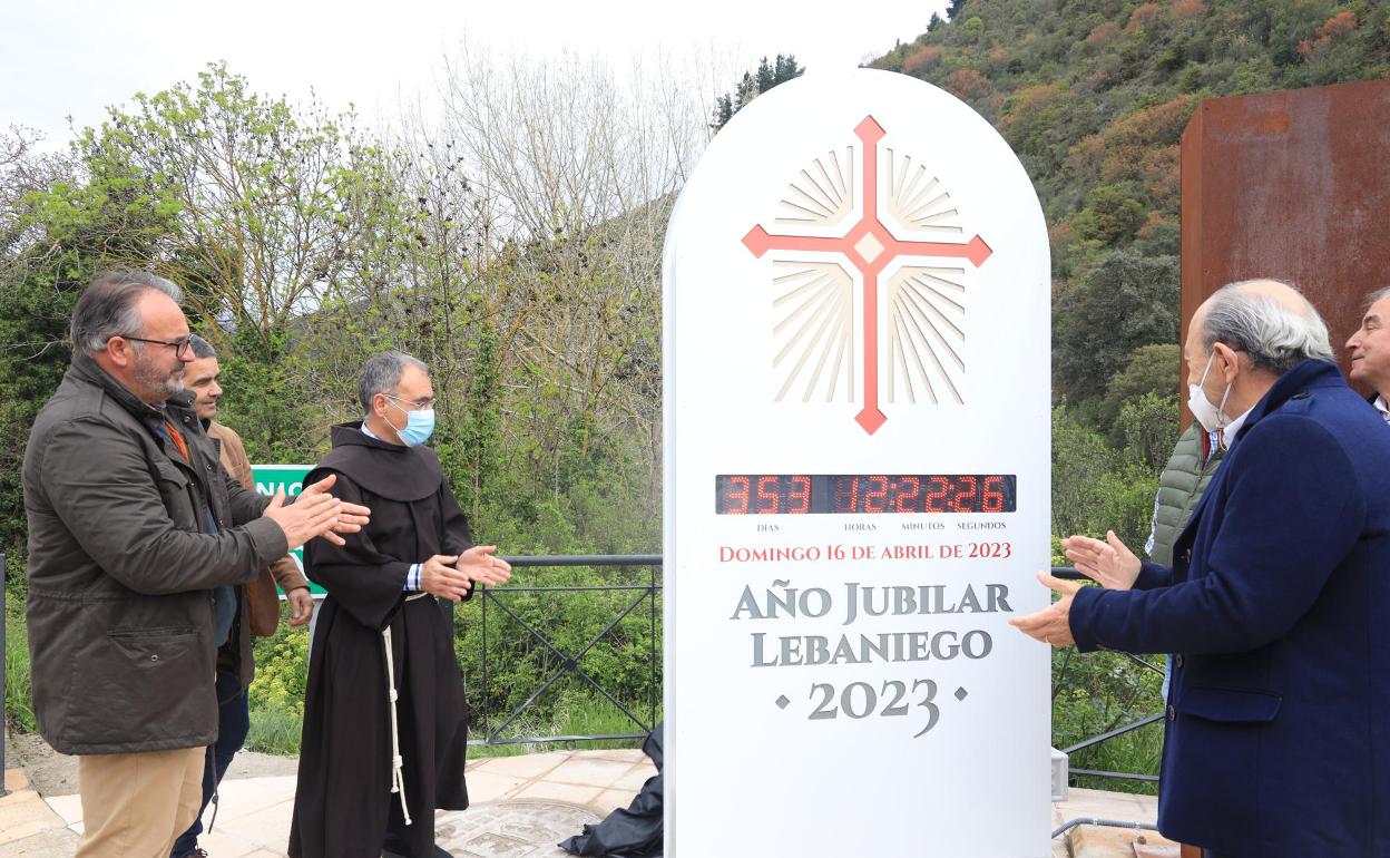 El reloj jubilar fue descubierto en las inmediaciones de la subida al monasterio de Santo Toribio 