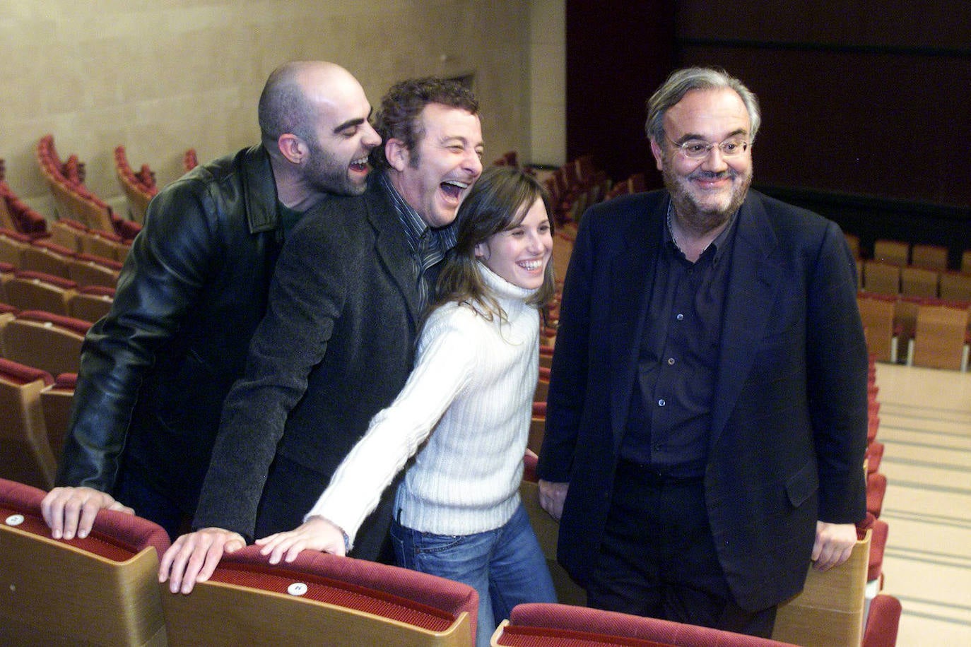 El actor Juan Diego (en el centro a la izquierda) junto al director de cine cántabro Manuel Gutiérrez Aragón (derecha) y los actores Luis Tosar (a su izquierda) y Marta Etura (a su derecha), durante la presentación de la película "La vida que te espera" en Santander en el año 2004.