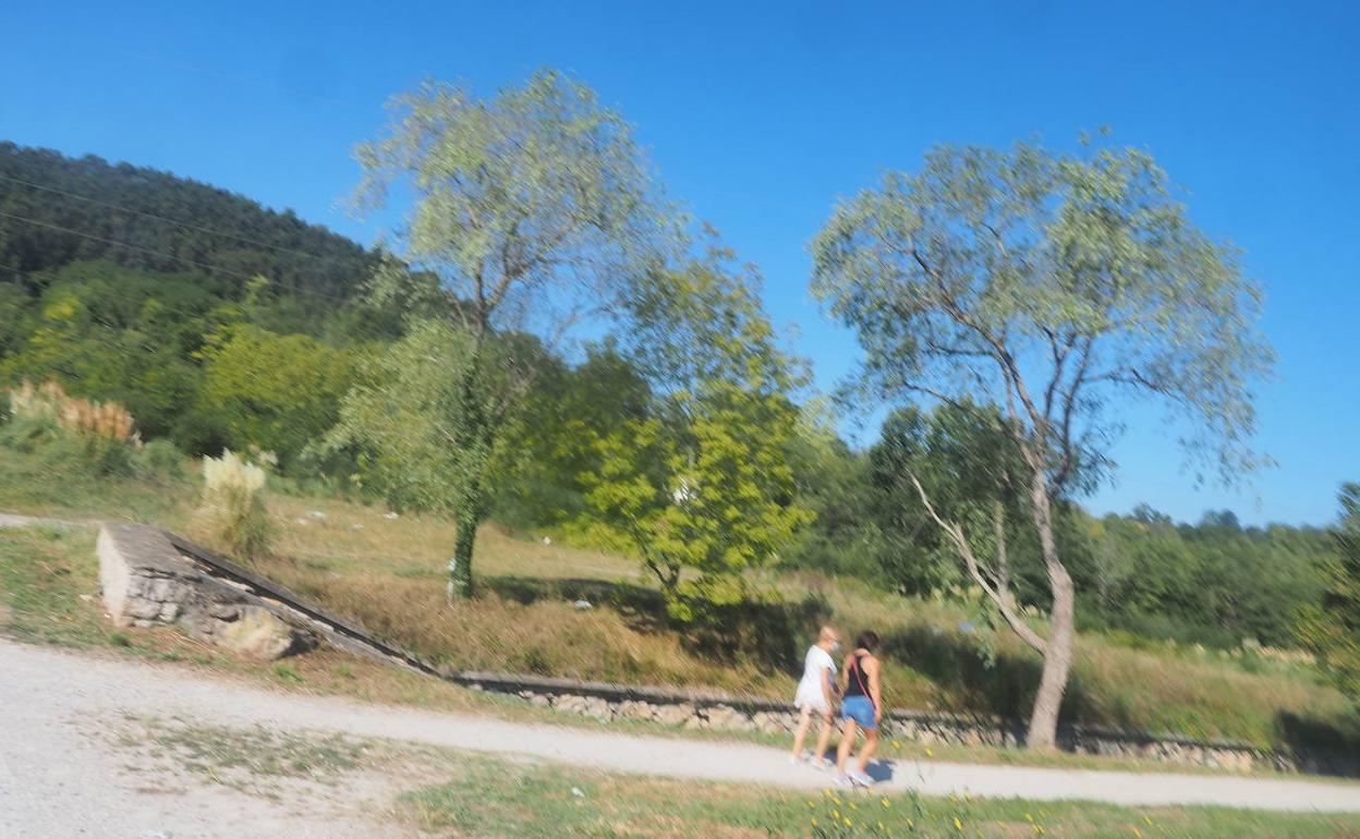 Proyecto del primer aparcamiento de autocaravanas en la parcela, ubicada entre el río Besaya y el arroyo Campuzano