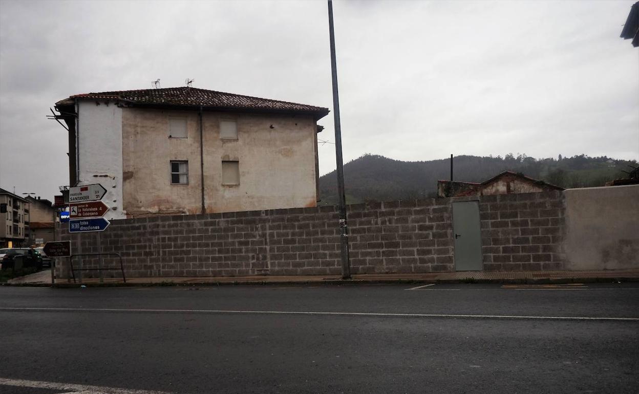 Solar que ha quedado tras derrumbar el pasado año el edificio abandonado en el cruce de Sarón, uno de los principales focos de plagas 