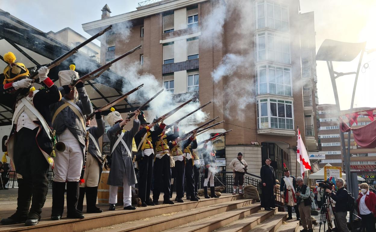 Los militares de época disparan sus armas para inaugurar la fiesta, ayer, en la Avenida de la Constitución del casco urbano de Maliaño-Muriedas.