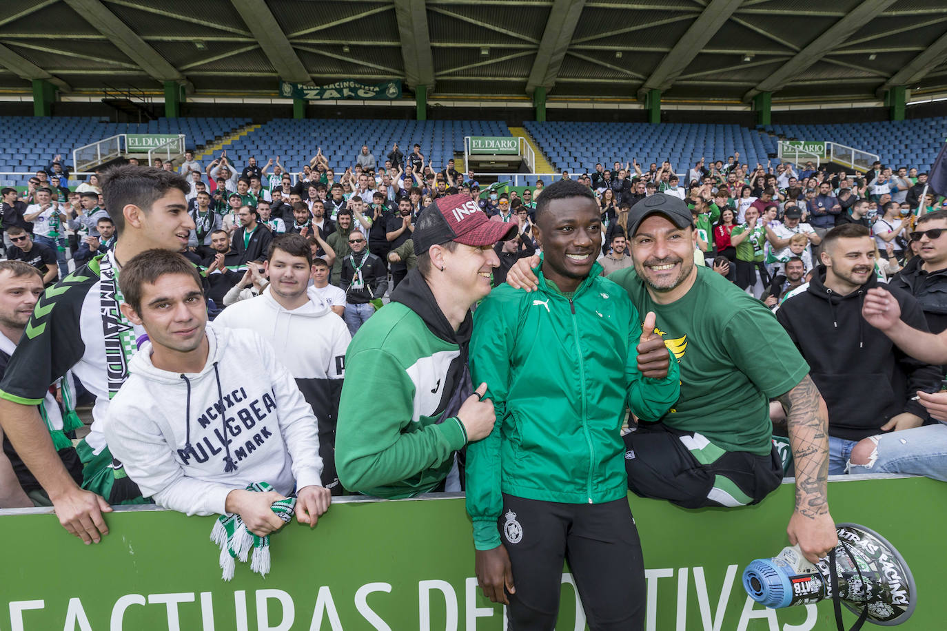 El equipo cántabro, apoyado por un estadio lleno y con la fiesta ya preparada por si hay éxito este domingo, busca ante el Celta B el punto que le devuelva a Segunda