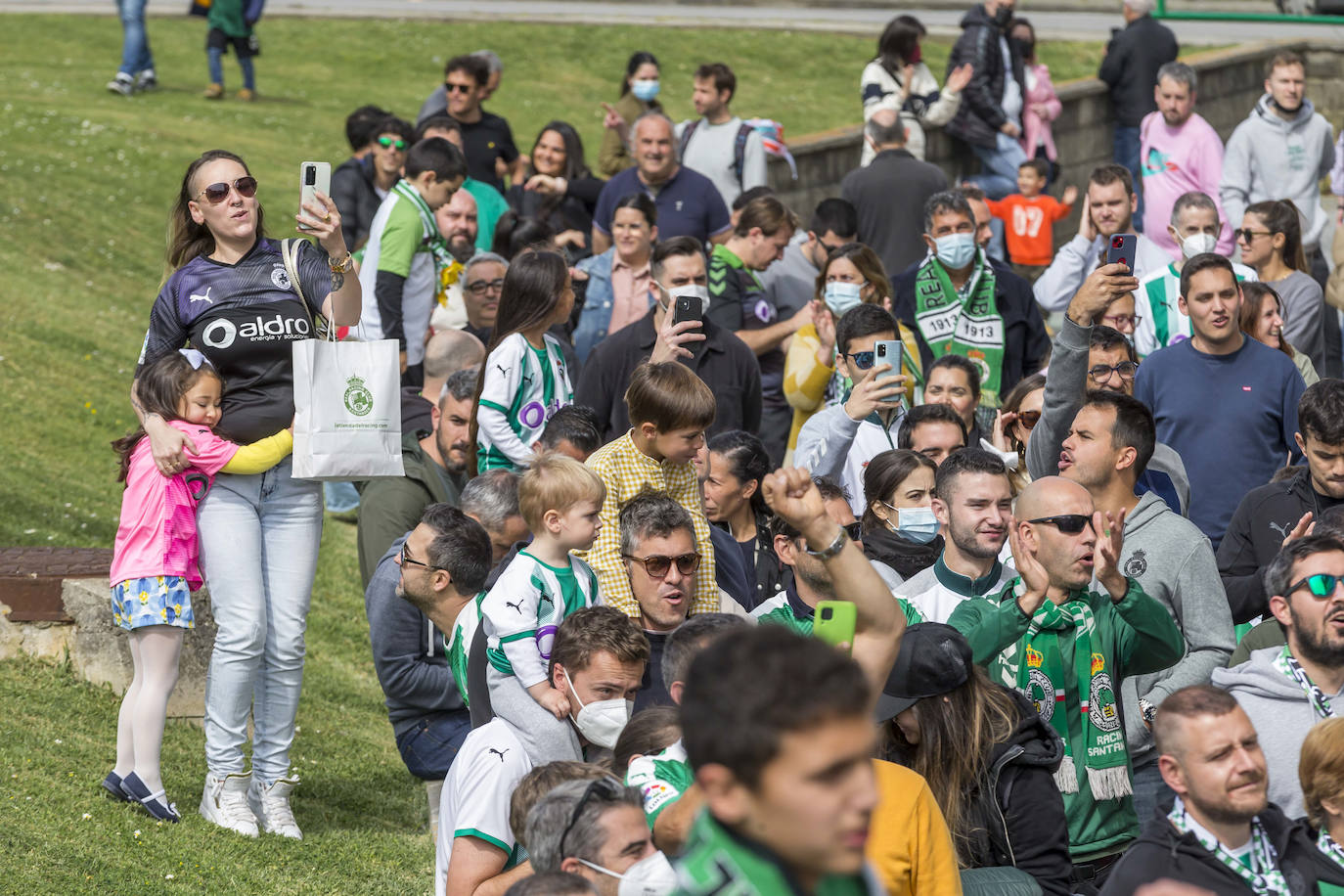 El equipo cántabro, apoyado por un estadio lleno y con la fiesta ya preparada por si hay éxito este domingo, busca ante el Celta B el punto que le devuelva a Segunda