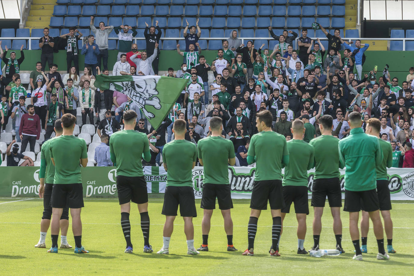 El equipo cántabro, apoyado por un estadio lleno y con la fiesta ya preparada por si hay éxito este domingo, busca ante el Celta B el punto que le devuelva a Segunda