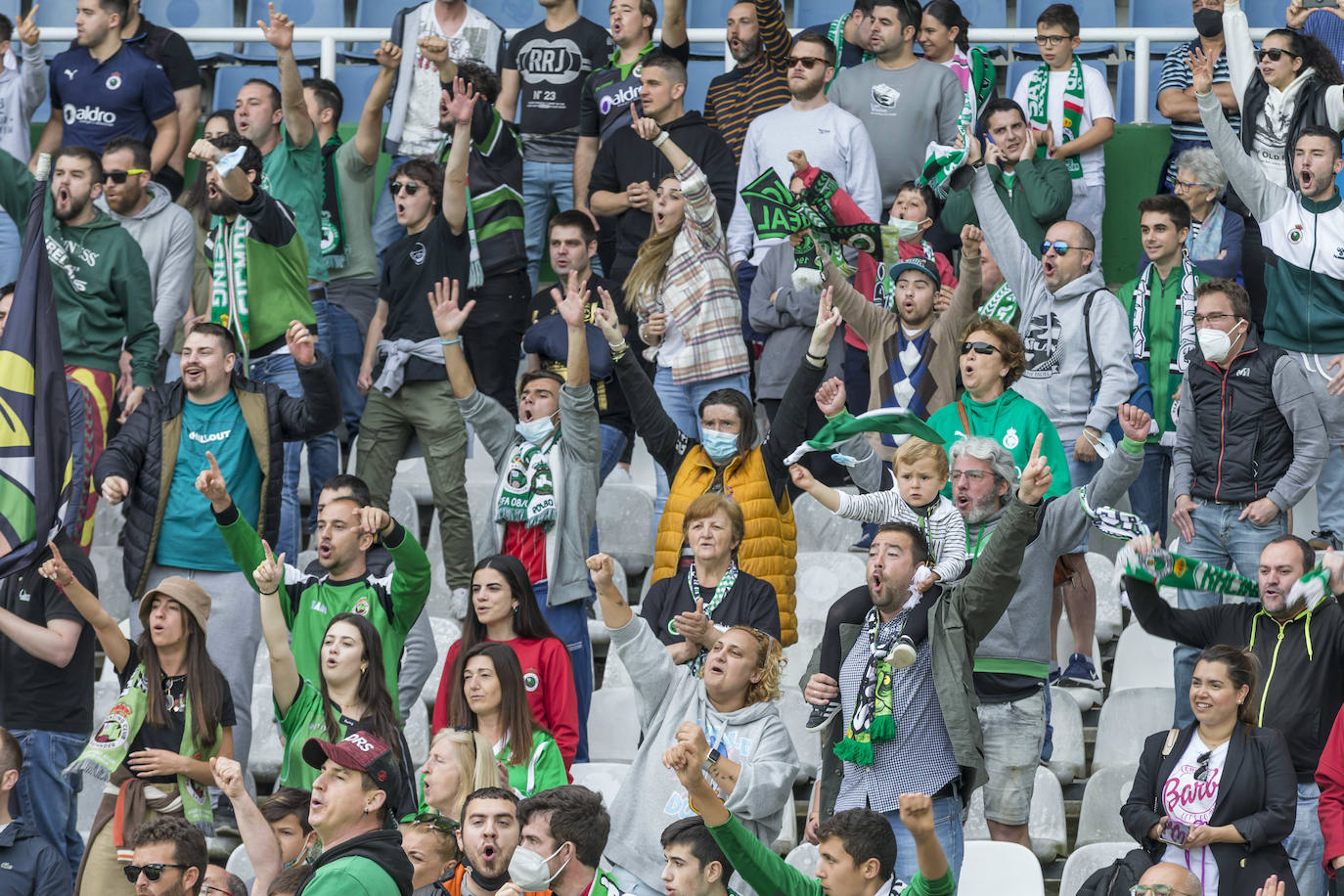 El equipo cántabro, apoyado por un estadio lleno y con la fiesta ya preparada por si hay éxito este domingo, busca ante el Celta B el punto que le devuelva a Segunda