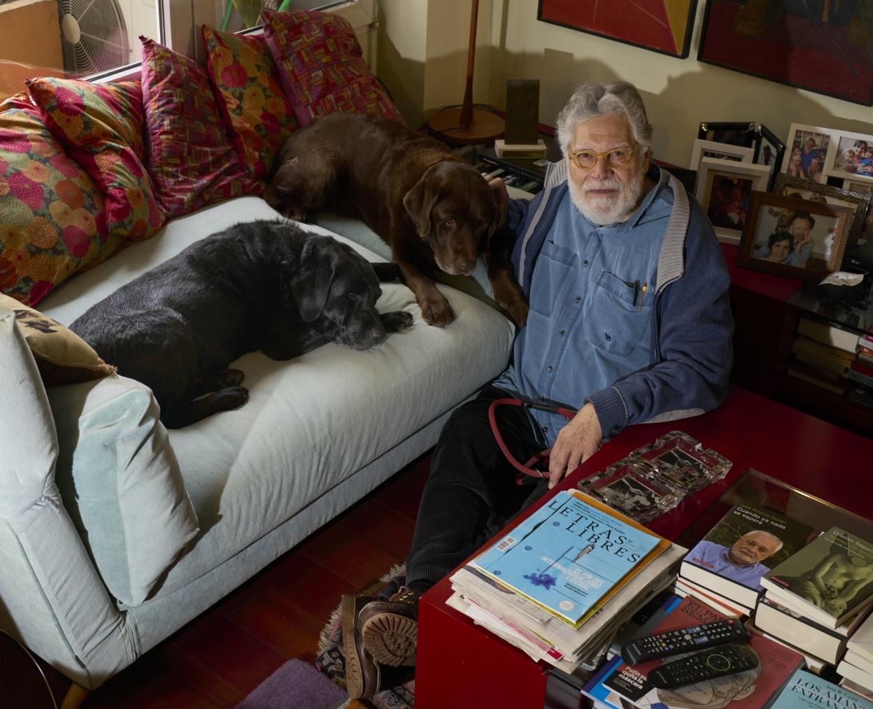 El exdirector del diario El País, Joaquín Estefanía, posa en la sala de estar de su piso en Madrid con Hammet y Dashiell.