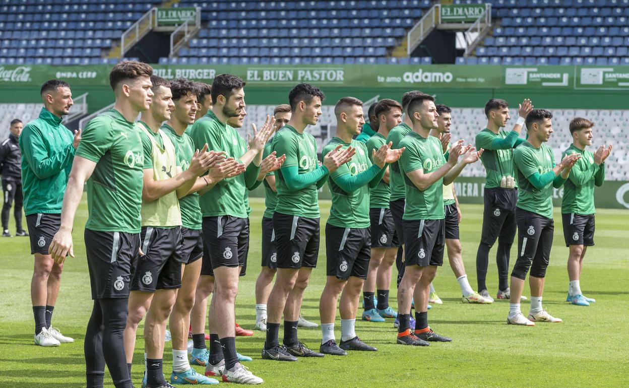 Los jugadores han entrenado este sábado en el campo ante la afición.