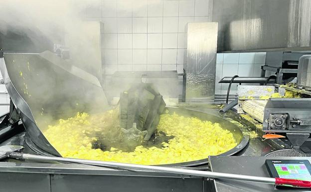 Imagen. La fritura de 25 kilos de patatas se realiza durante aproximadamente cinco minutos en un recipiente de 780 litros. 