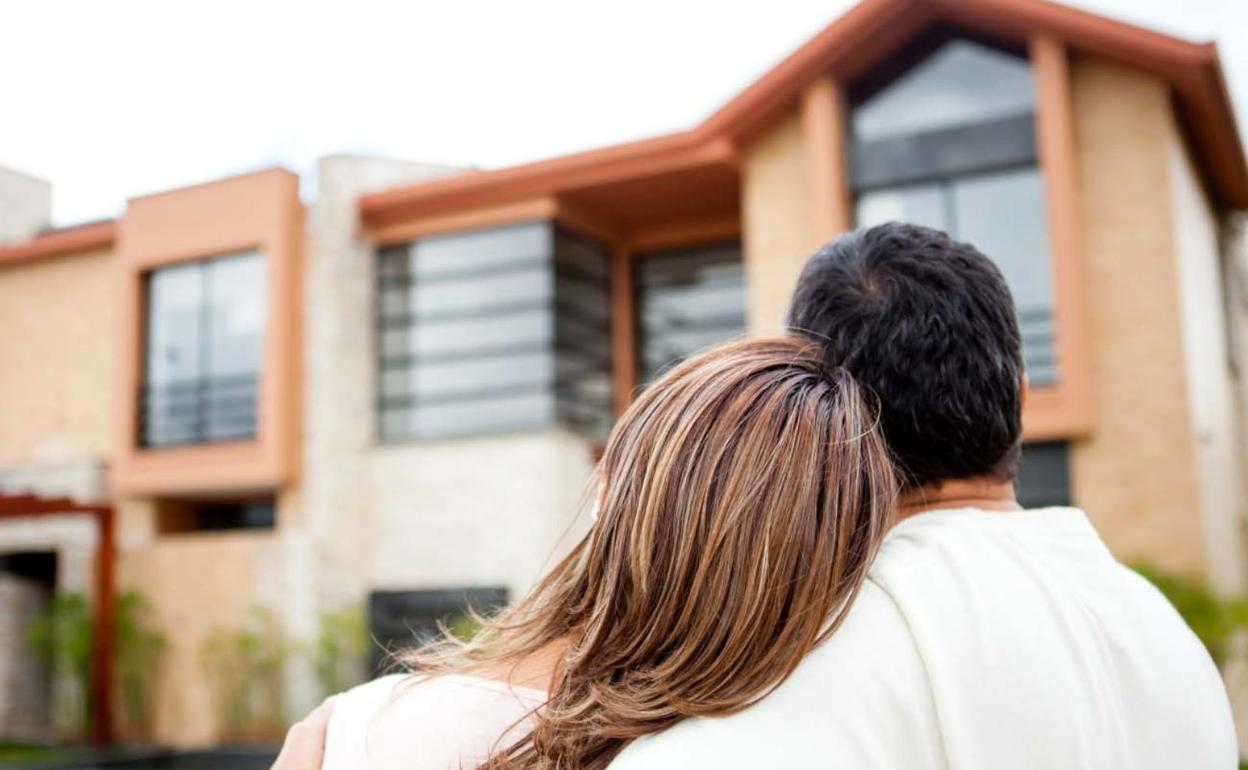 Pareja contemplando la vivienda en la que planean pasar el verano en 'la tierruca'.