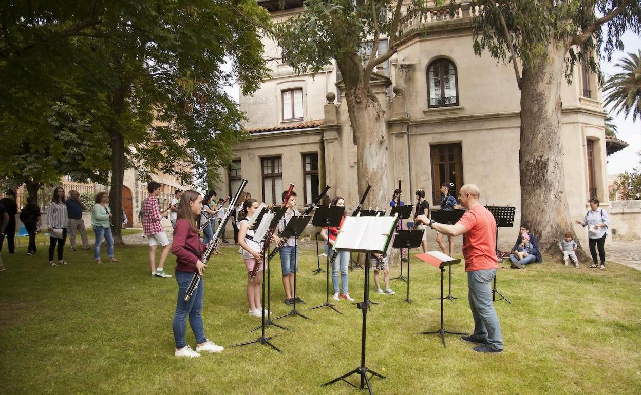 Un grupo de alumnos tocan en el jardín el conservatorio Ataúllfo Argenta. 