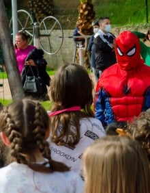 Imagen secundaria 2 - El acto contó con un montón de asistentes, sobre todo niños que disfrutaron de actividades de animación 