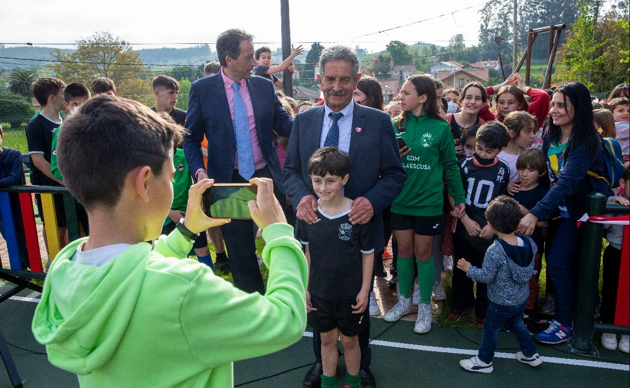 El presidente regional, Miguel ángel Revilla, tras cortar la cinta de inauguración del espacio 