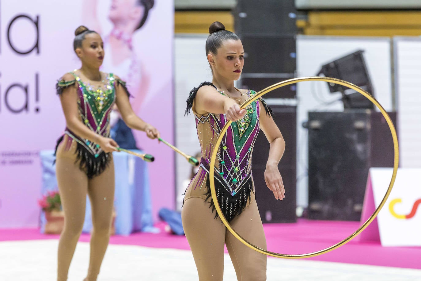 Las atletas derrocharon ganas y talento sobre la pista santanderina.