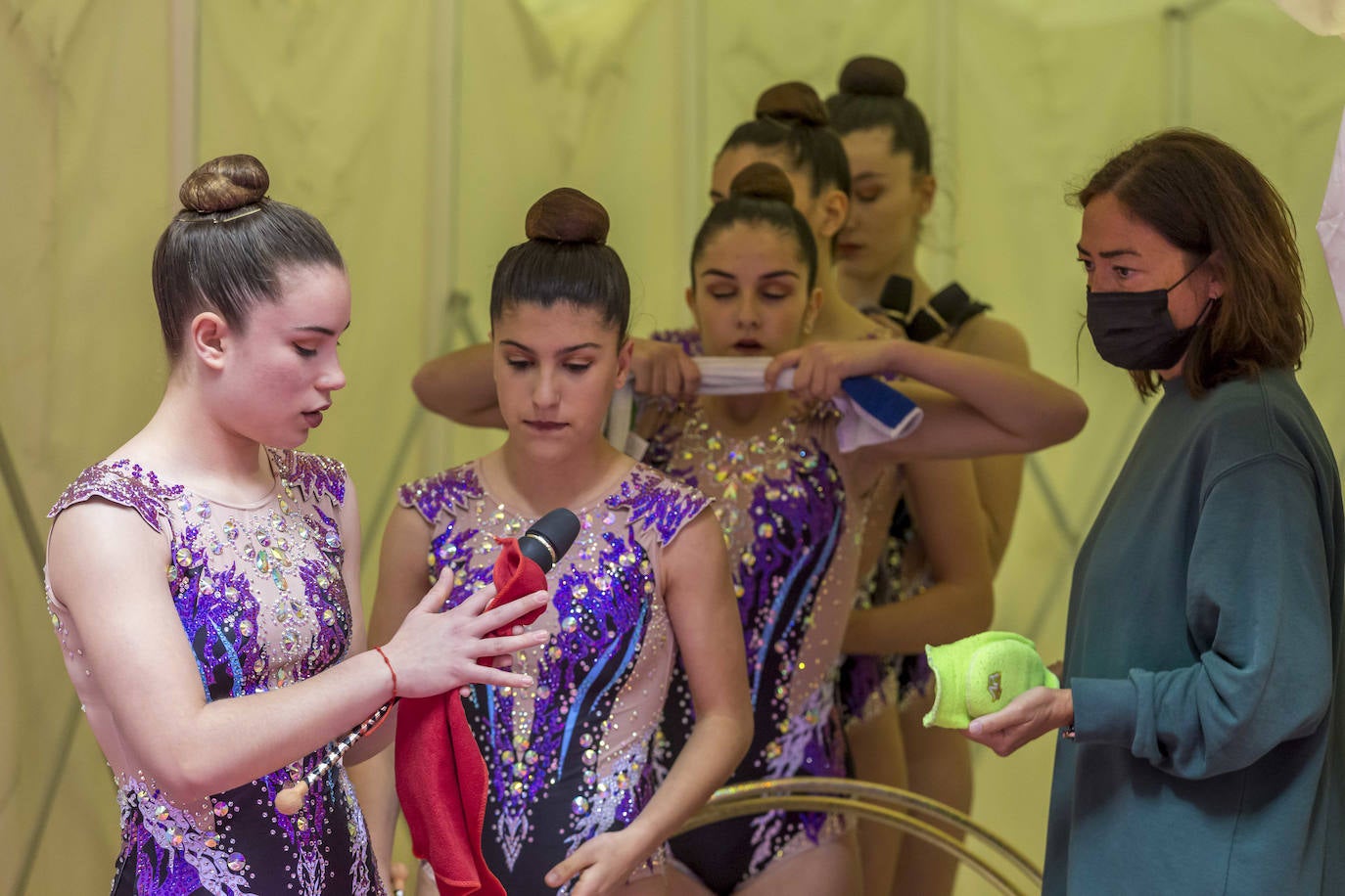 Las atletas derrocharon ganas y talento sobre la pista santanderina.