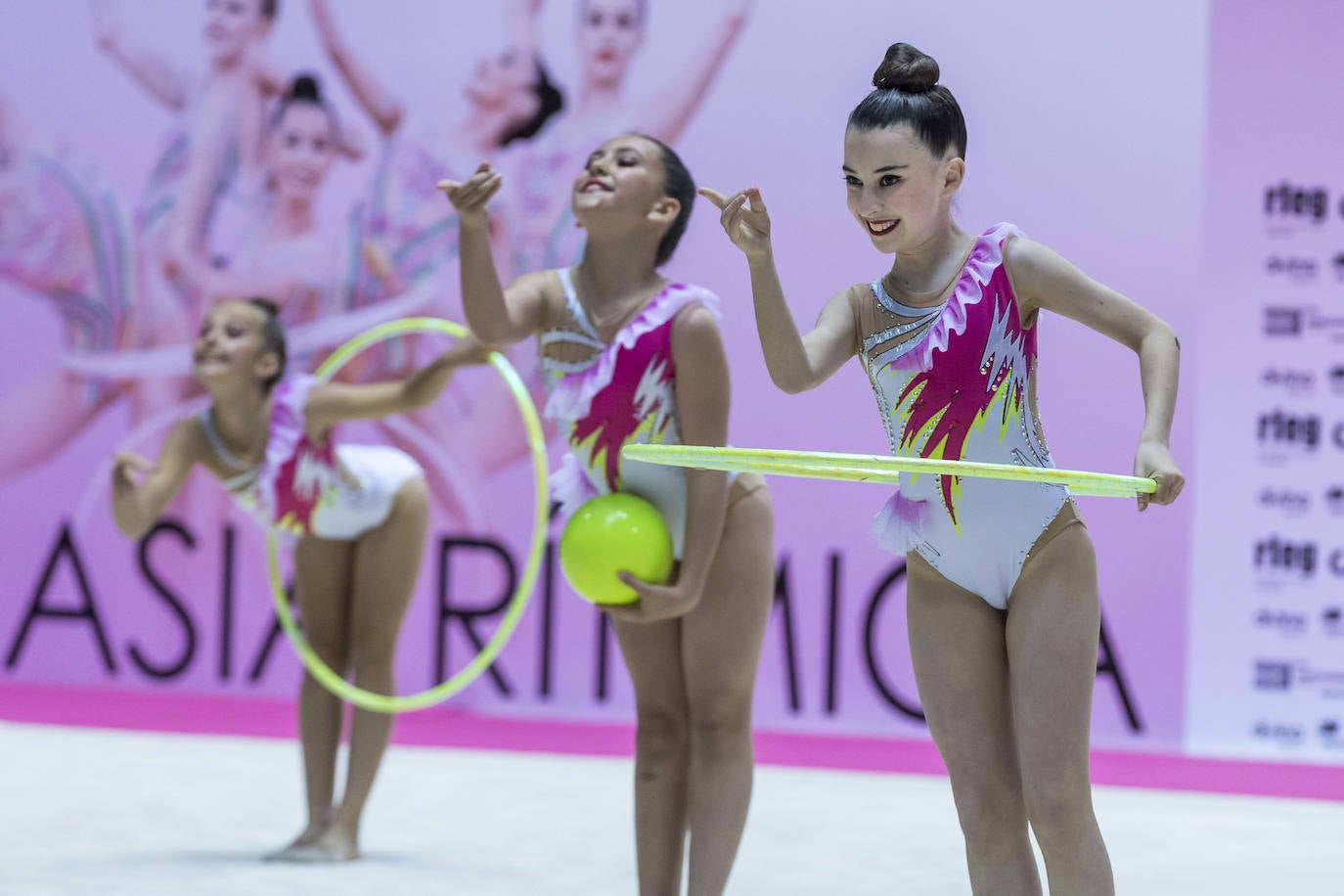 Las atletas derrocharon ganas y talento sobre la pista santanderina.