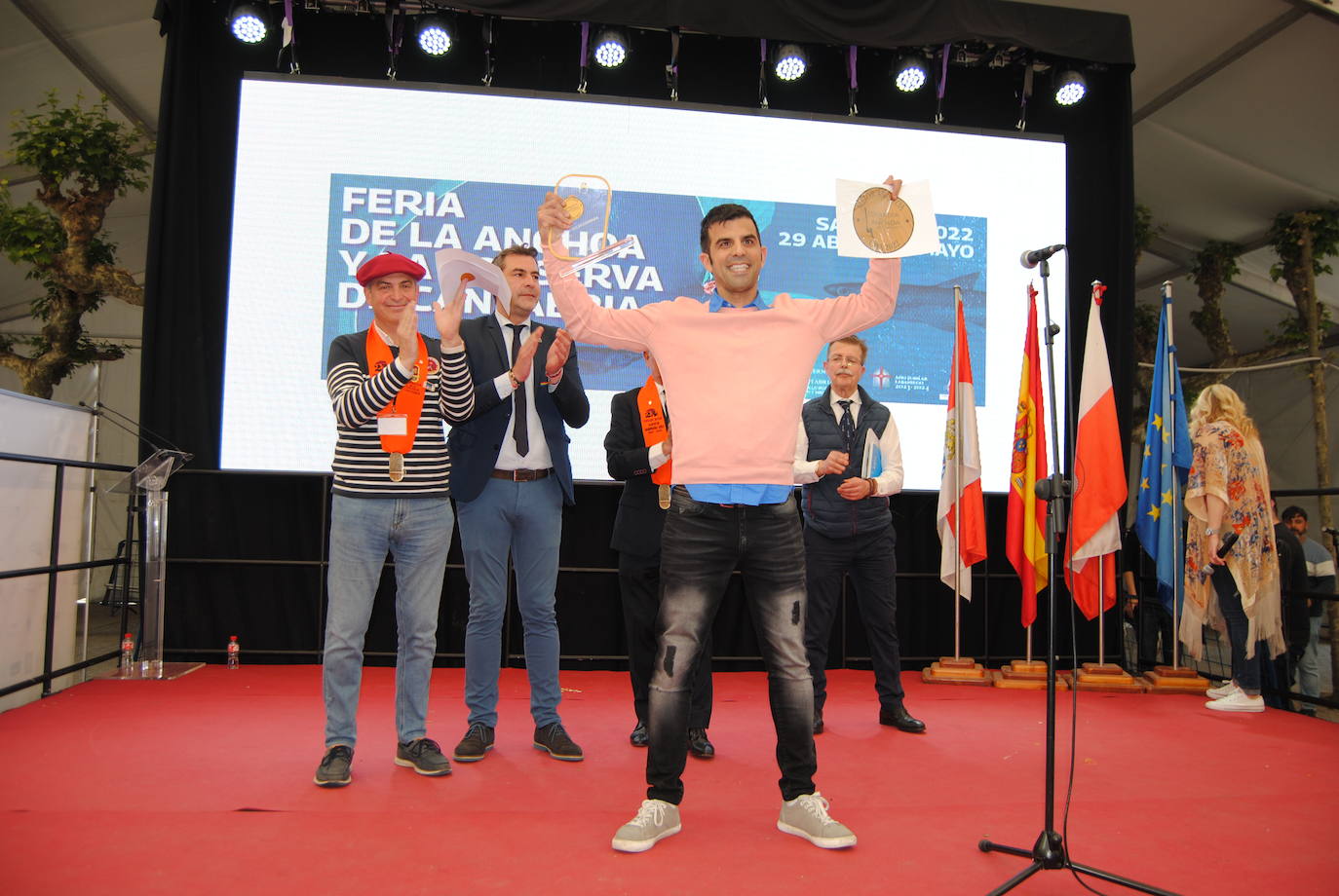 El Ayuntamiento de Santoña ha rendido un emotivo homenaje a 13 mujeres conserveras que se han jubilado desde la última feria, en 2019