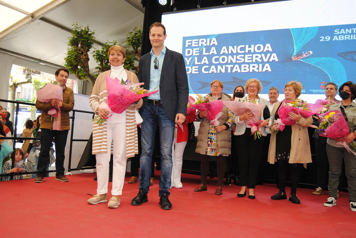 El Ayuntamiento de Santoña ha rendido un emotivo homenaje a 13 mujeres conserveras que se han jubilado desde la última feria, en 2019