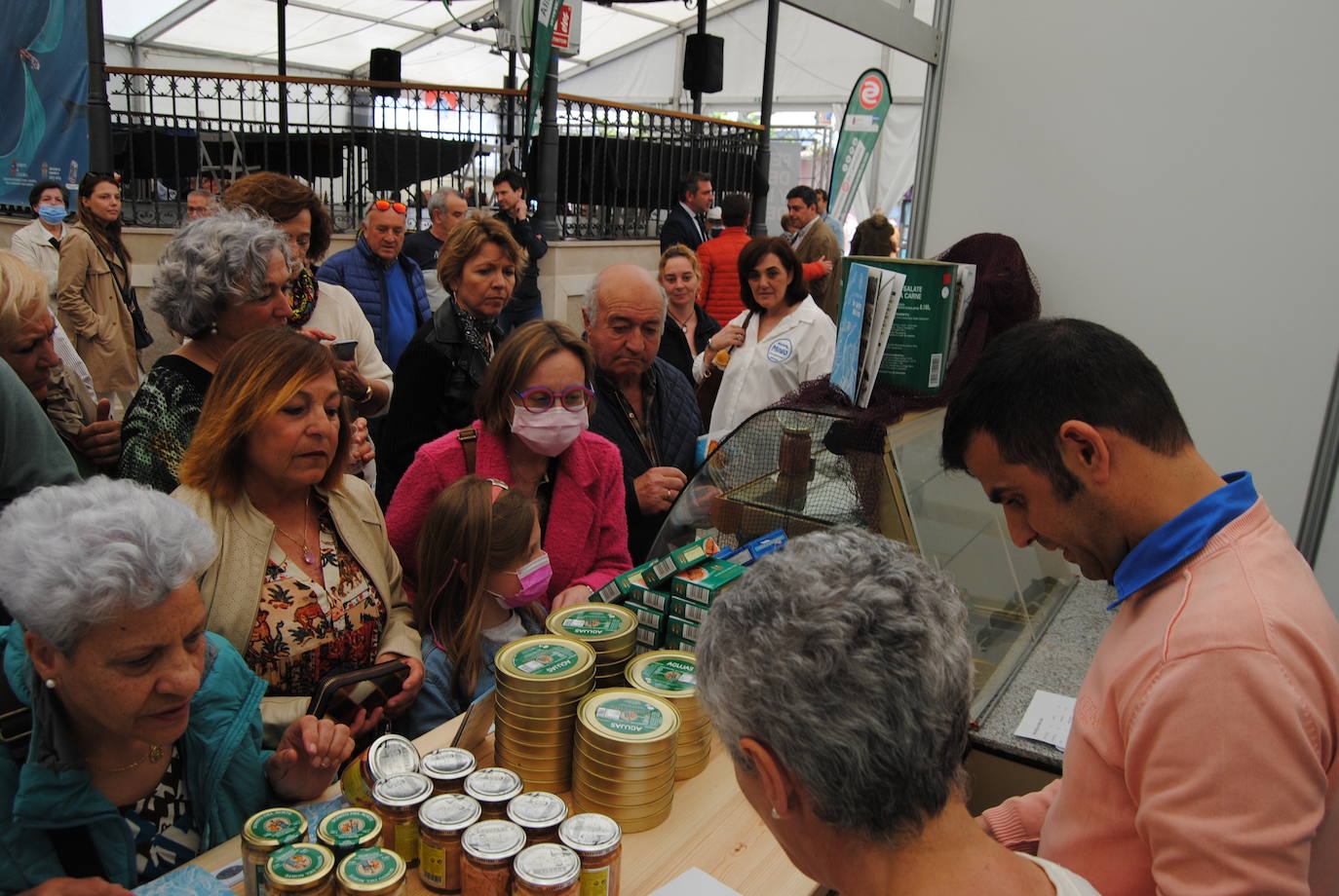 El Ayuntamiento de Santoña ha rendido un emotivo homenaje a 13 mujeres conserveras que se han jubilado desde la última feria, en 2019