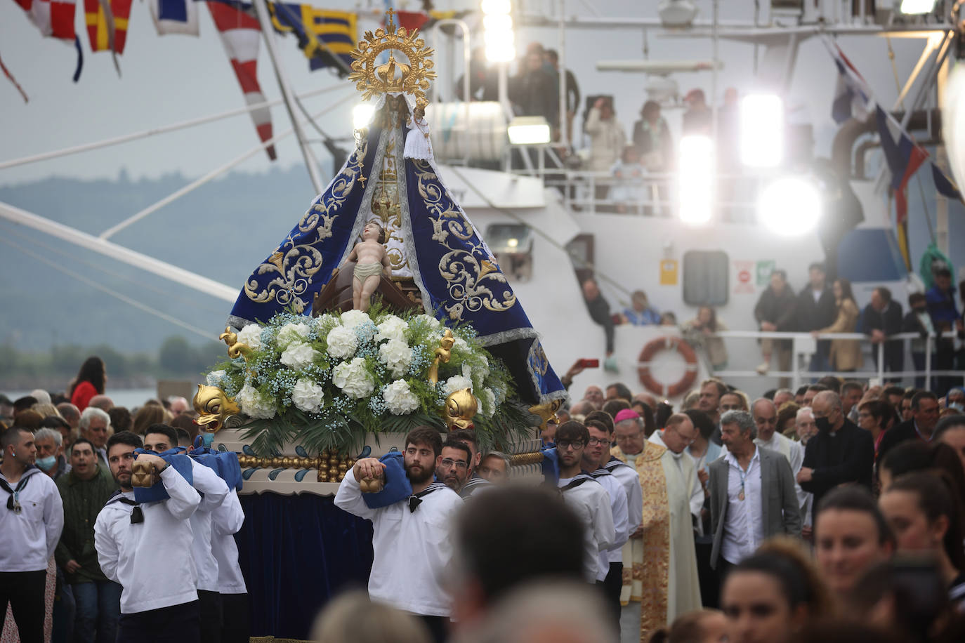 San Vicente de la Barquera recupera su procesión marítima tras dos años de paréntesis con una de sus ediciones más multitudinarias