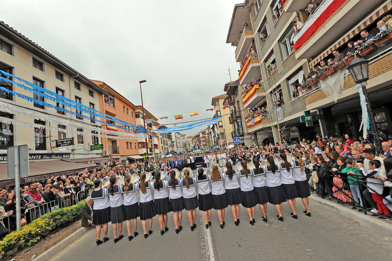 San Vicente de la Barquera recupera su procesión marítima tras dos años de paréntesis con una de sus ediciones más multitudinarias