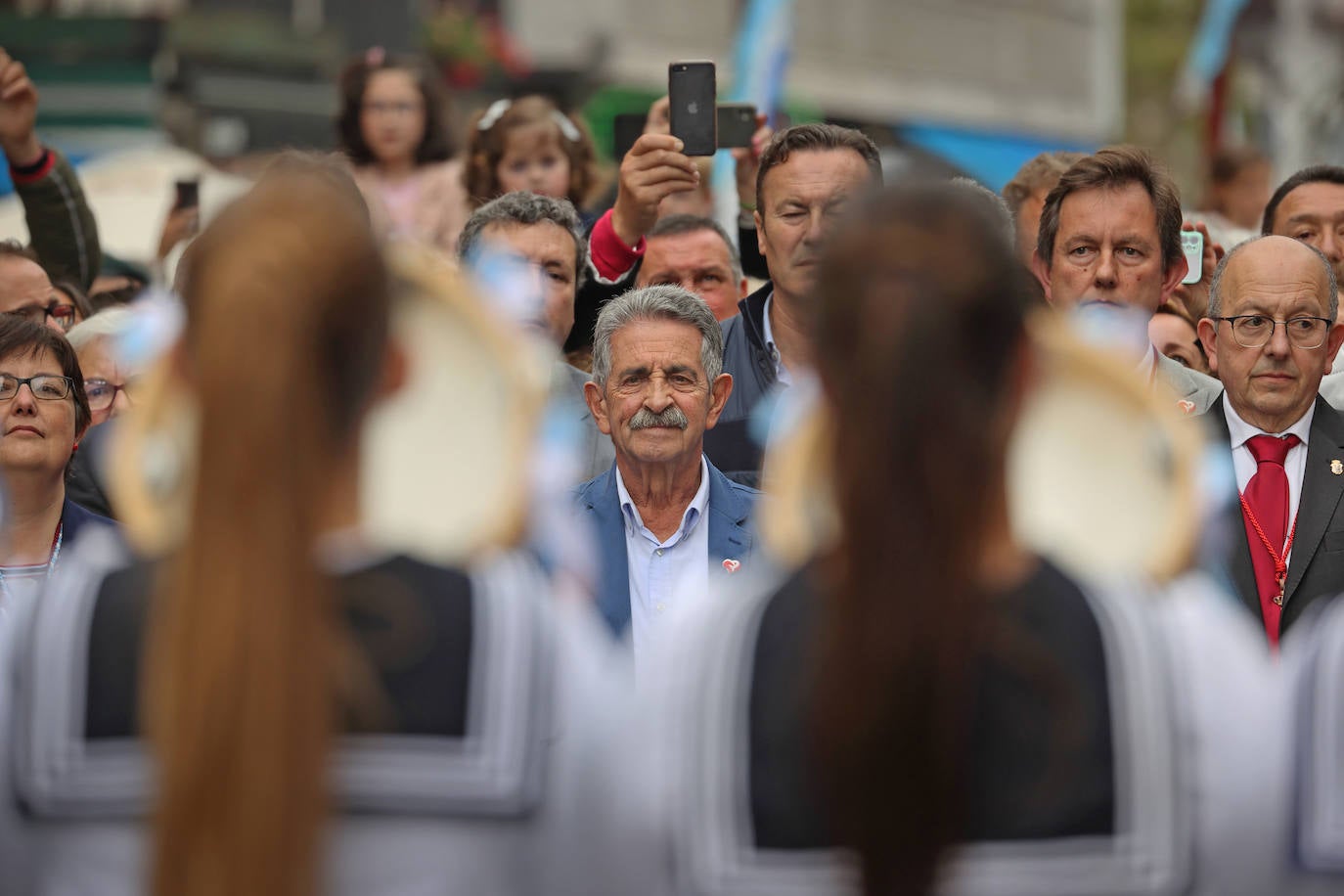 San Vicente de la Barquera recupera su procesión marítima tras dos años de paréntesis con una de sus ediciones más multitudinarias