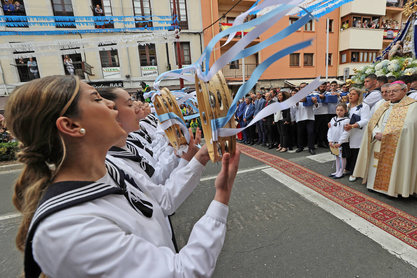 San Vicente de la Barquera recupera su procesión marítima tras dos años de paréntesis con una de sus ediciones más multitudinarias