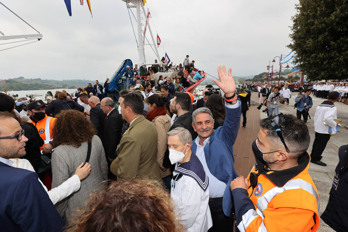 San Vicente de la Barquera recupera su procesión marítima tras dos años de paréntesis con una de sus ediciones más multitudinarias