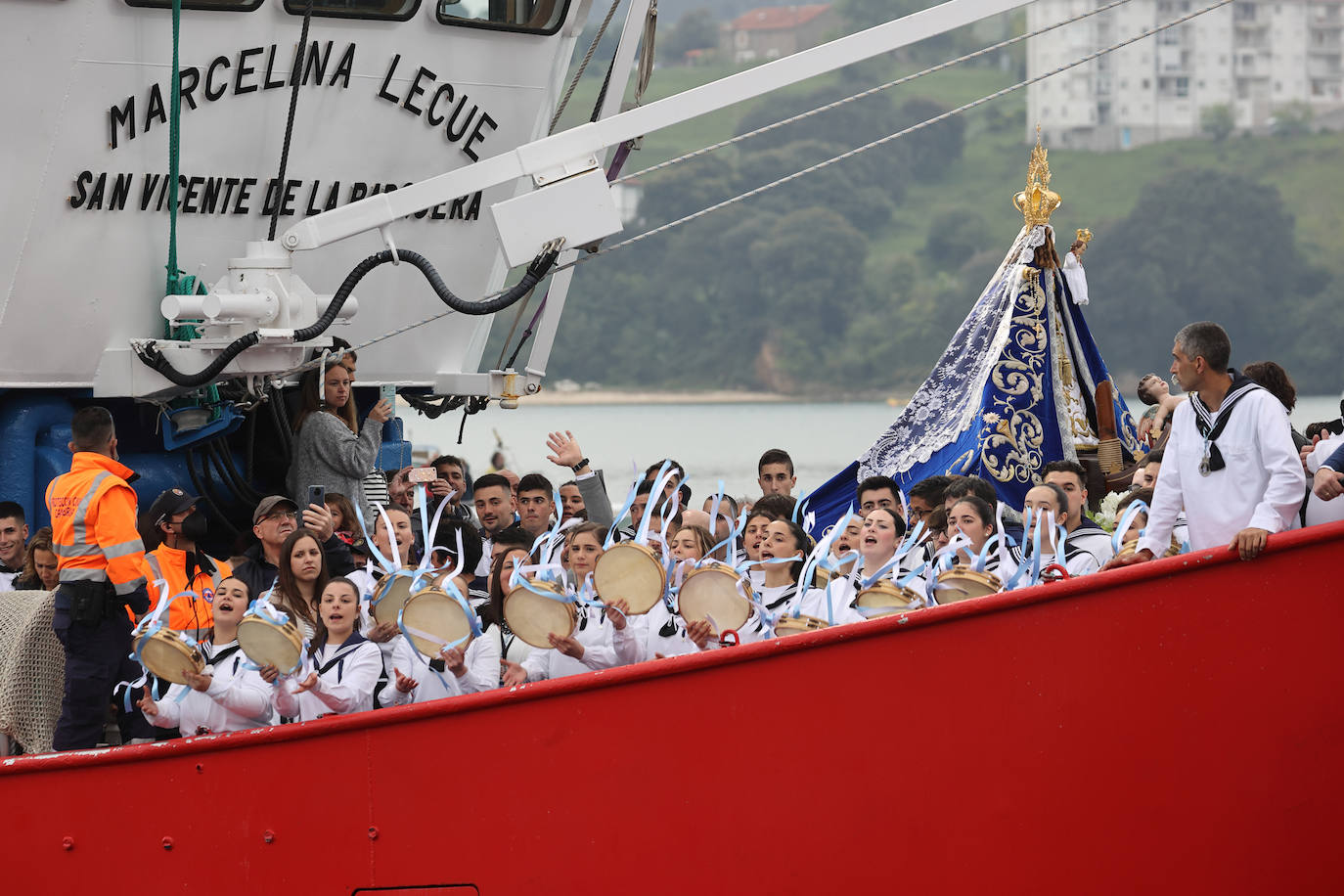 San Vicente de la Barquera recupera su procesión marítima tras dos años de paréntesis con una de sus ediciones más multitudinarias