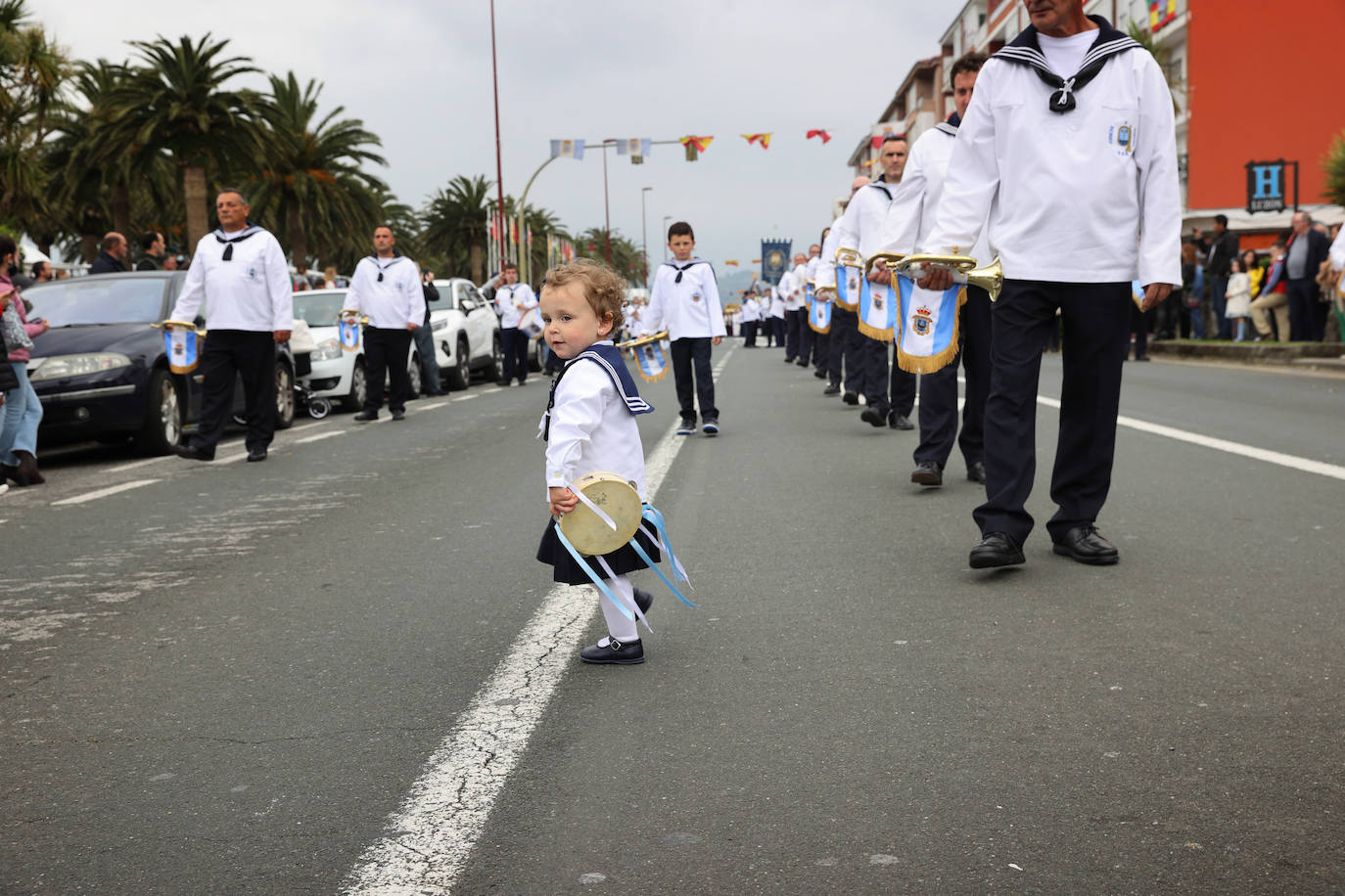 San Vicente de la Barquera recupera su procesión marítima tras dos años de paréntesis con una de sus ediciones más multitudinarias