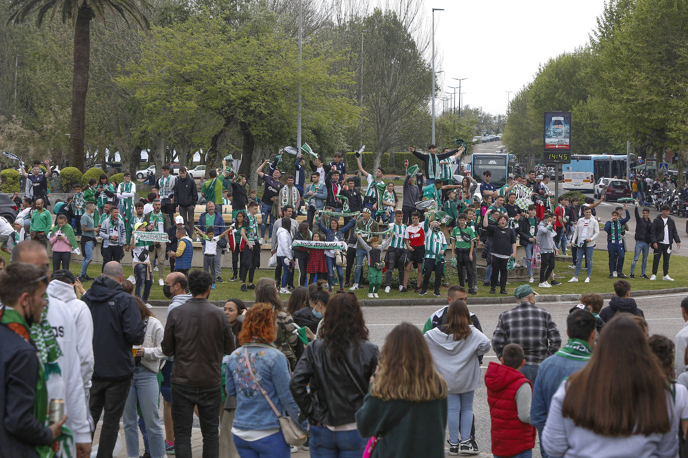 Los aficionados verdiblancos celebran el ascenso en El Sardinero