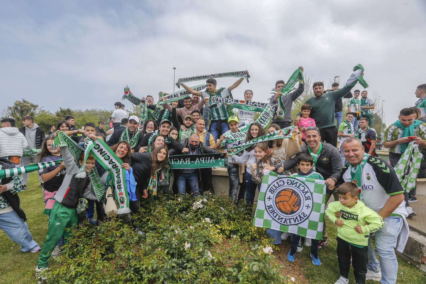 Los aficionados del Racing celebran el ascenso del Racing. 