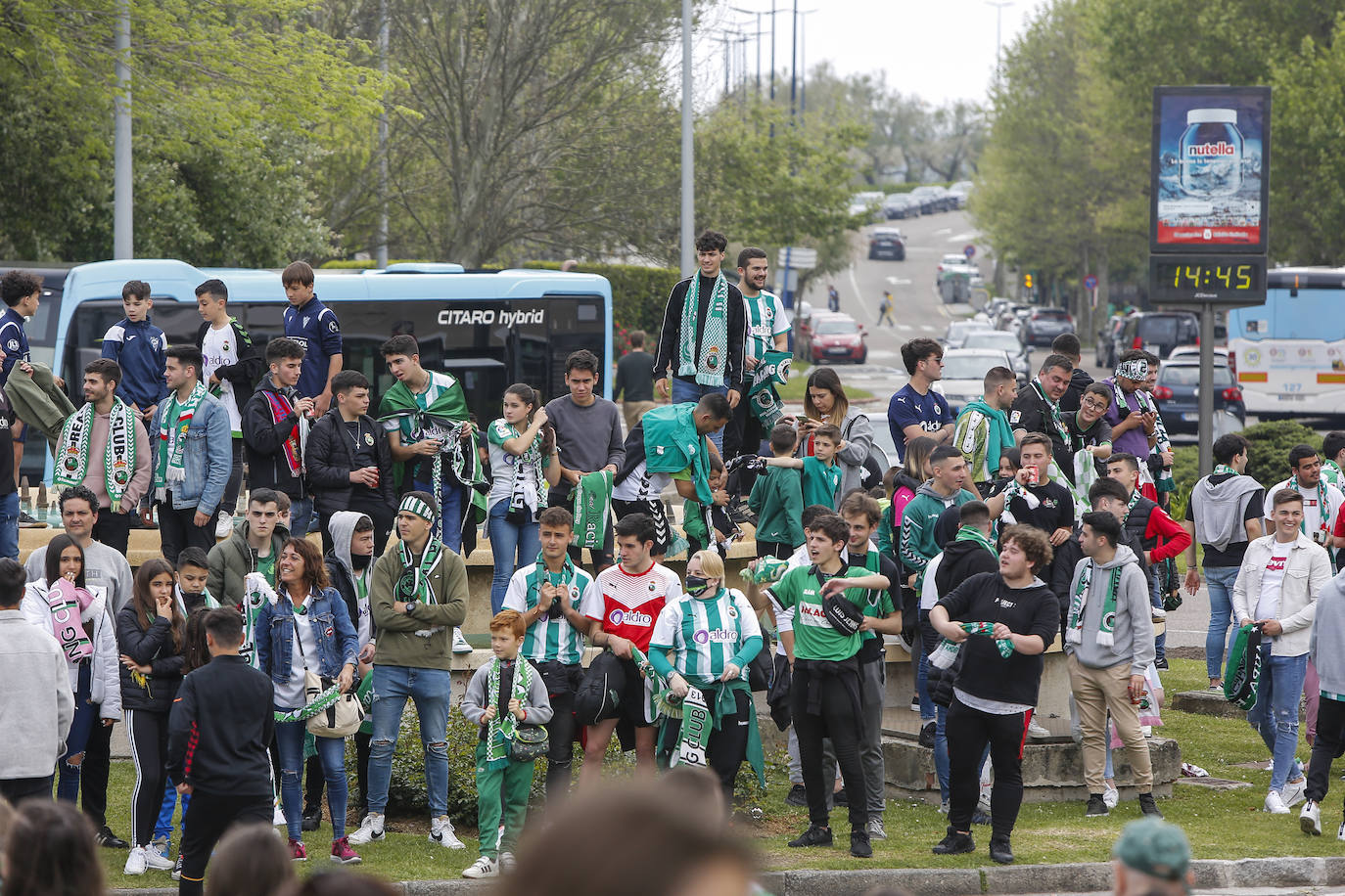 Los aficionados del Racing celebran el ascenso del Racing. 